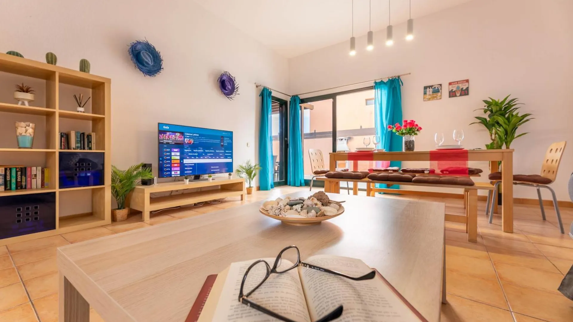 Sunrise Surf House, Big Garden, Hot Tub, Parking, Super-Fast Free Wi-Fi Corralejo