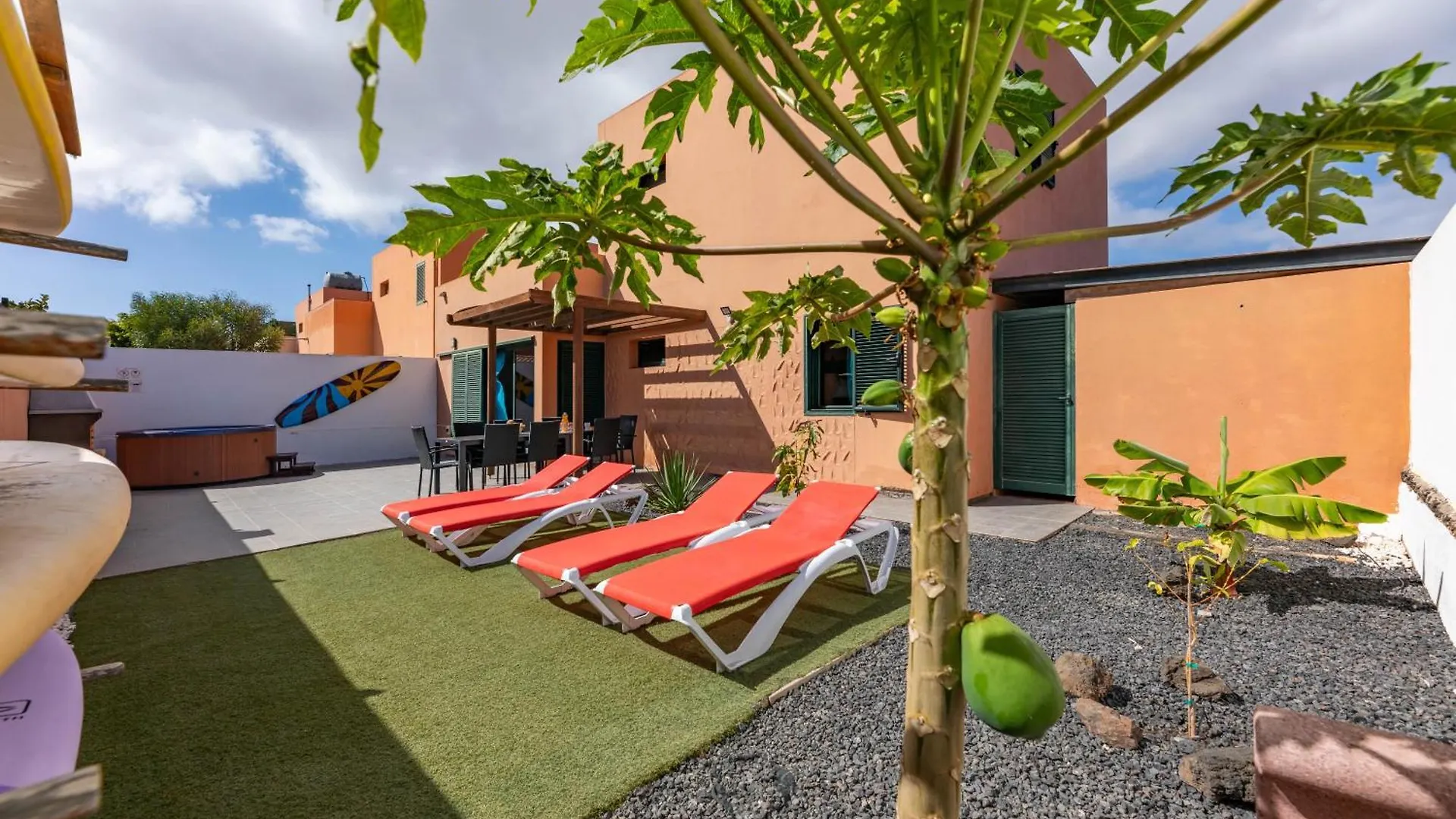 Sunrise Surf House, Big Garden, Hot Tub, Parking, Super-Fast Free Wi-Fi