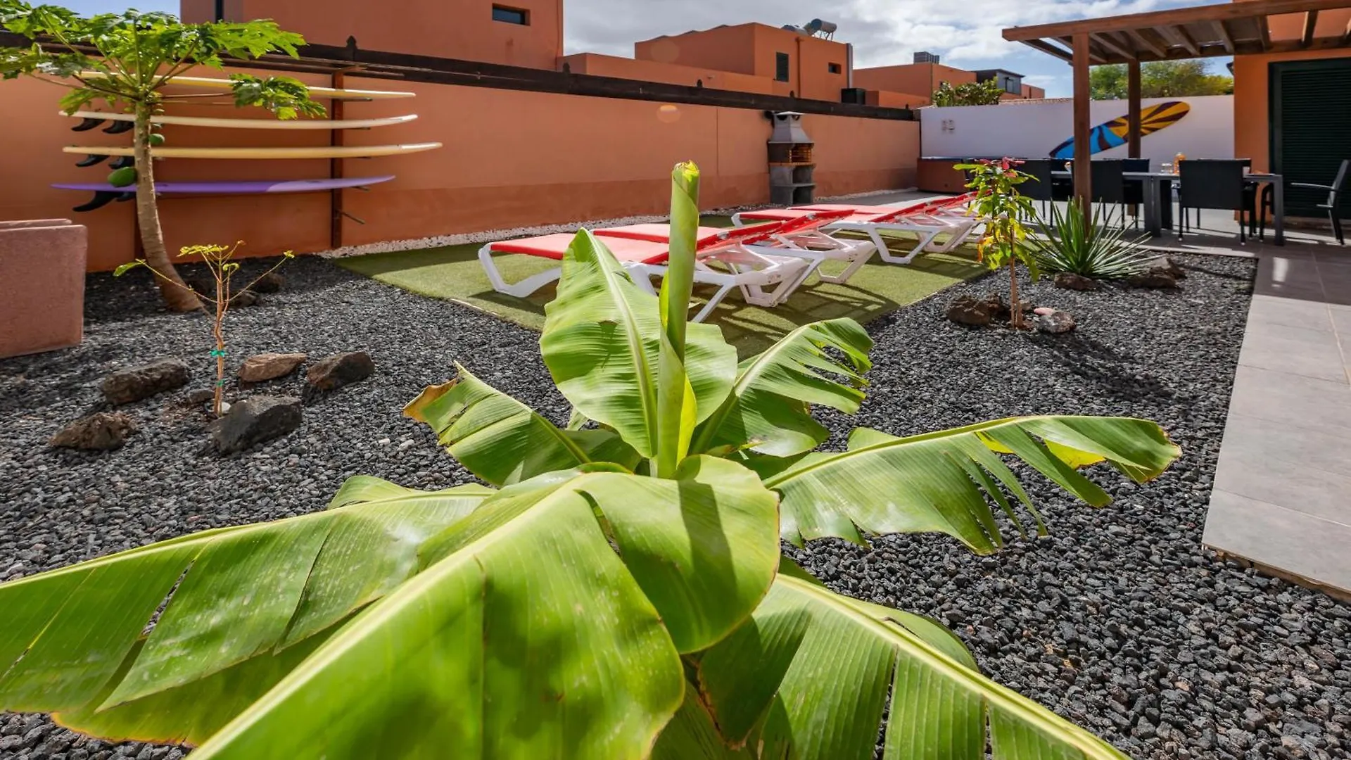 Sunrise Surf House, Big Garden, Hot Tub, Parking, Super-Fast Free Wi-Fi Corralejo