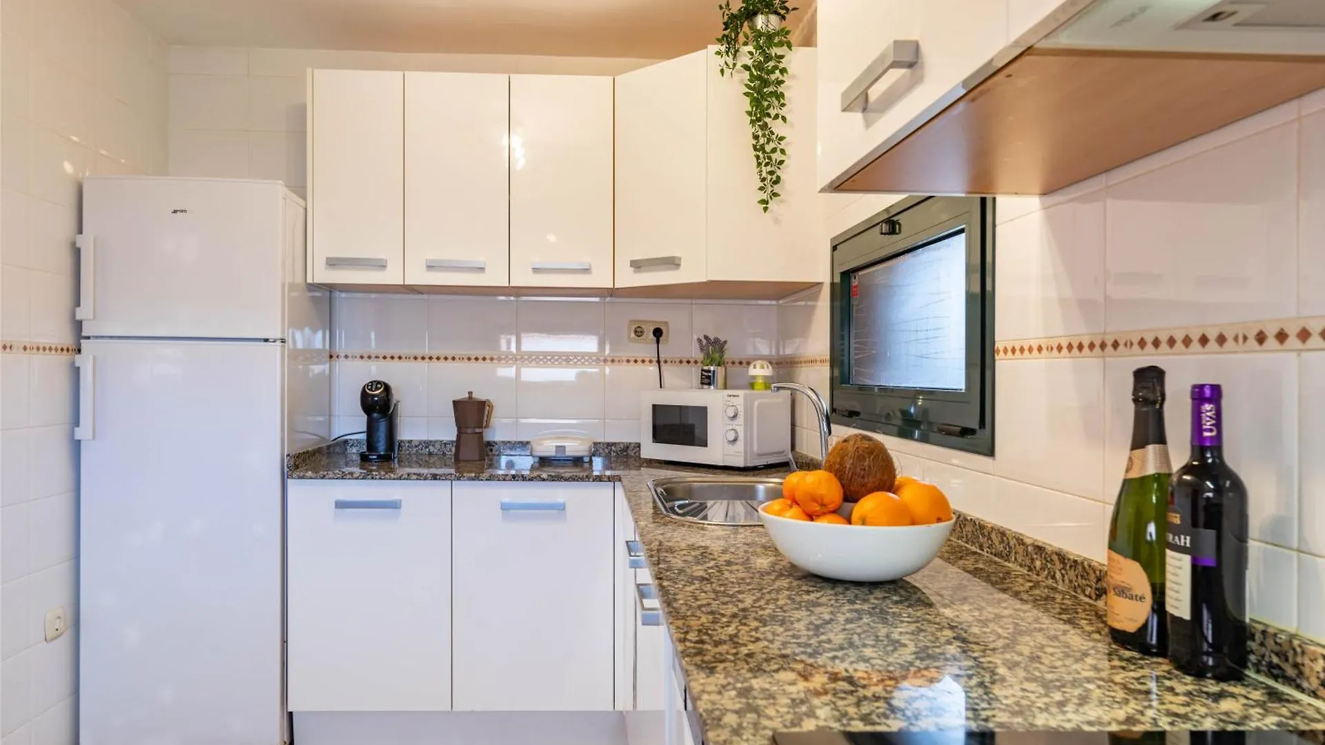 Holiday home Sunrise Surf House, Big Garden, Hot Tub, Parking, Super-Fast Free Wi-Fi