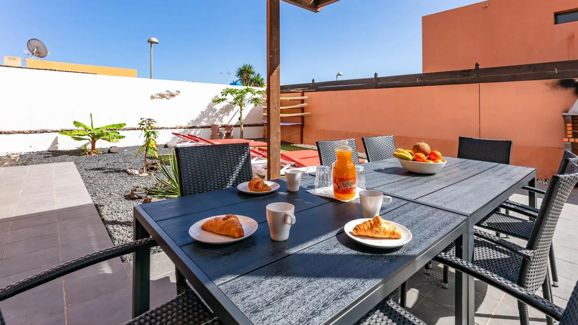 Holiday home Sunrise Surf House, Big Garden, Hot Tub, Parking, Super-Fast Free Wi-Fi