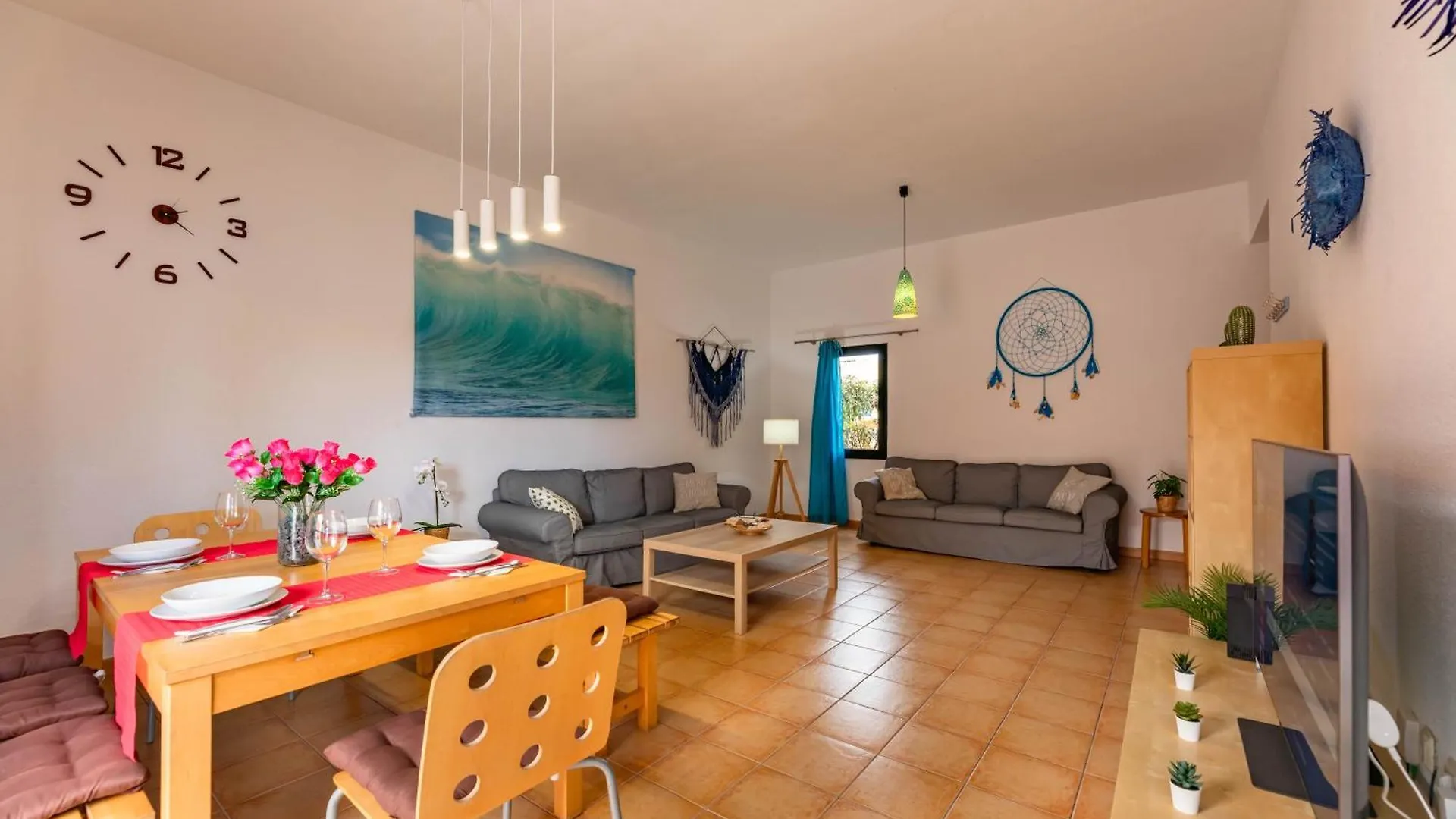 Sunrise Surf House, Big Garden, Hot Tub, Parking, Super-Fast Free Wi-Fi Holiday home Corralejo