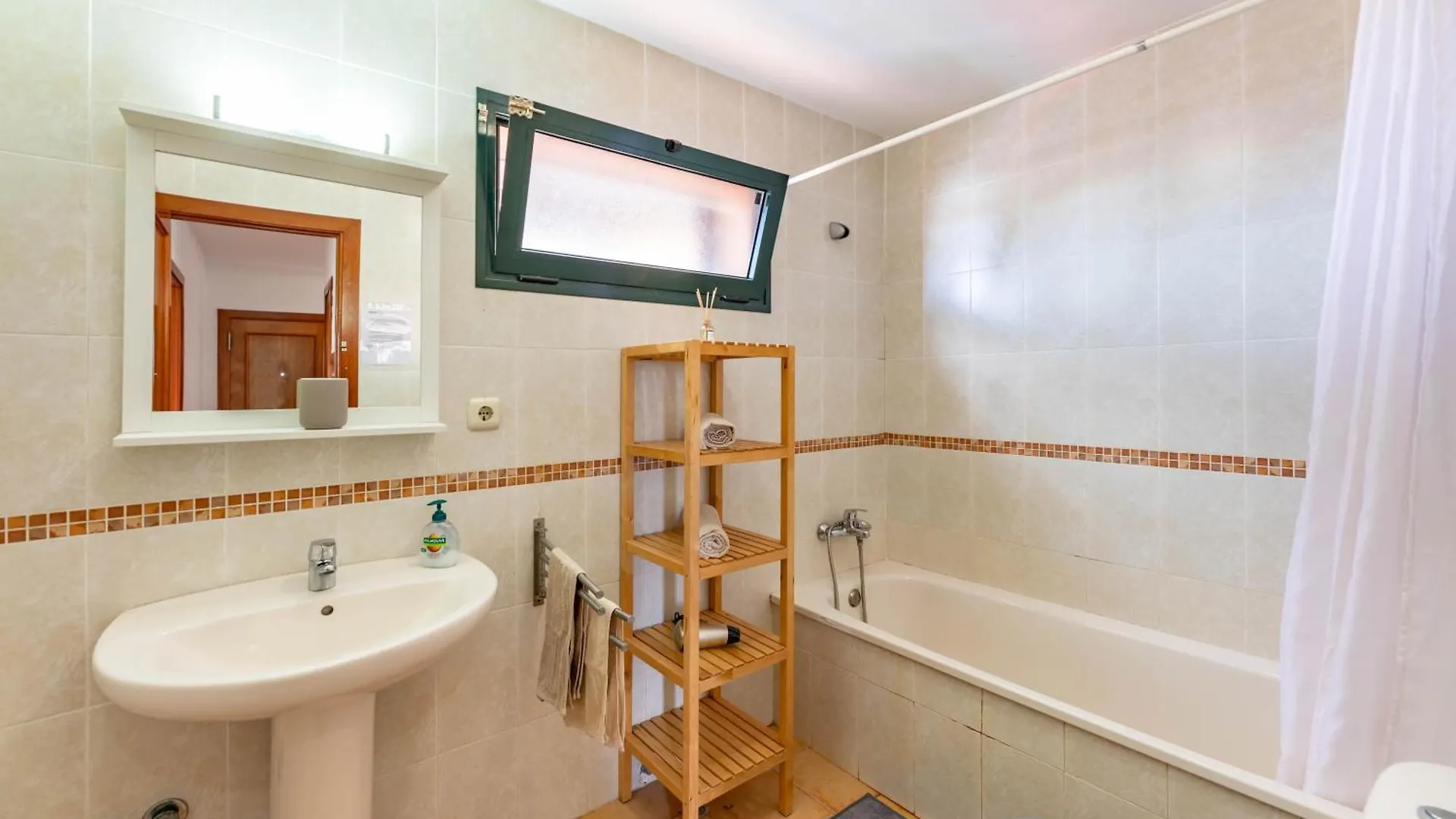 Holiday home Sunrise Surf House, Big Garden, Hot Tub, Parking, Super-Fast Free Wi-Fi