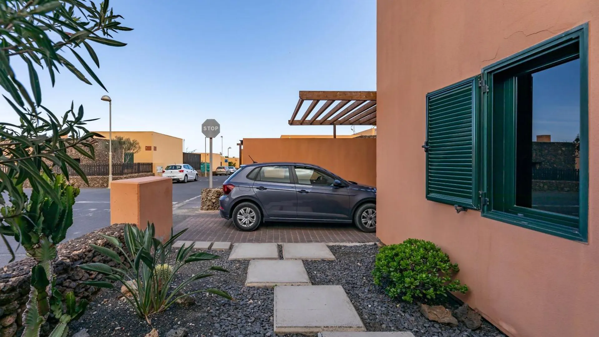 Sunrise Surf House, Big Garden, Hot Tub, Parking, Super-Fast Free Wi-Fi 0*, Corralejo