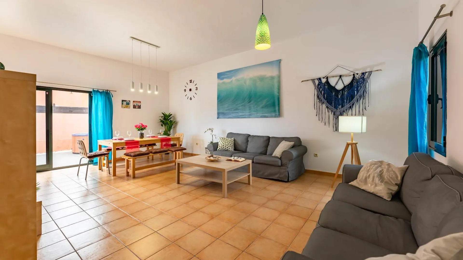 Sunrise Surf House, Big Garden, Hot Tub, Parking, Super-Fast Free Wi-Fi Spain