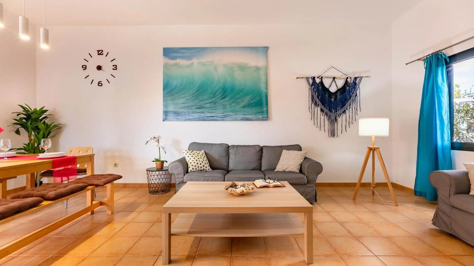 Sunrise Surf House, Big Garden, Hot Tub, Parking, Super-Fast Free Wi-Fi Corralejo