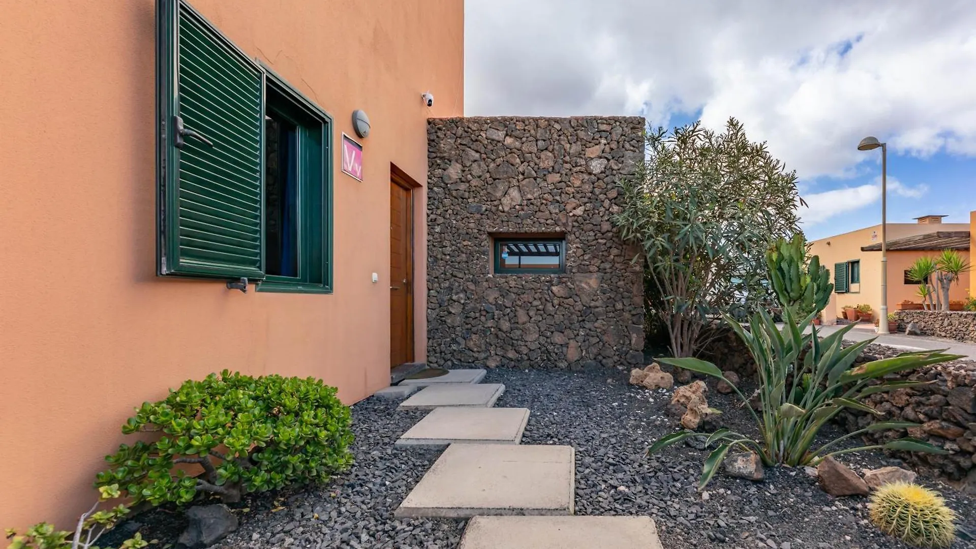 Holiday home Sunrise Surf House, Big Garden, Hot Tub, Parking, Super-Fast Free Wi-Fi