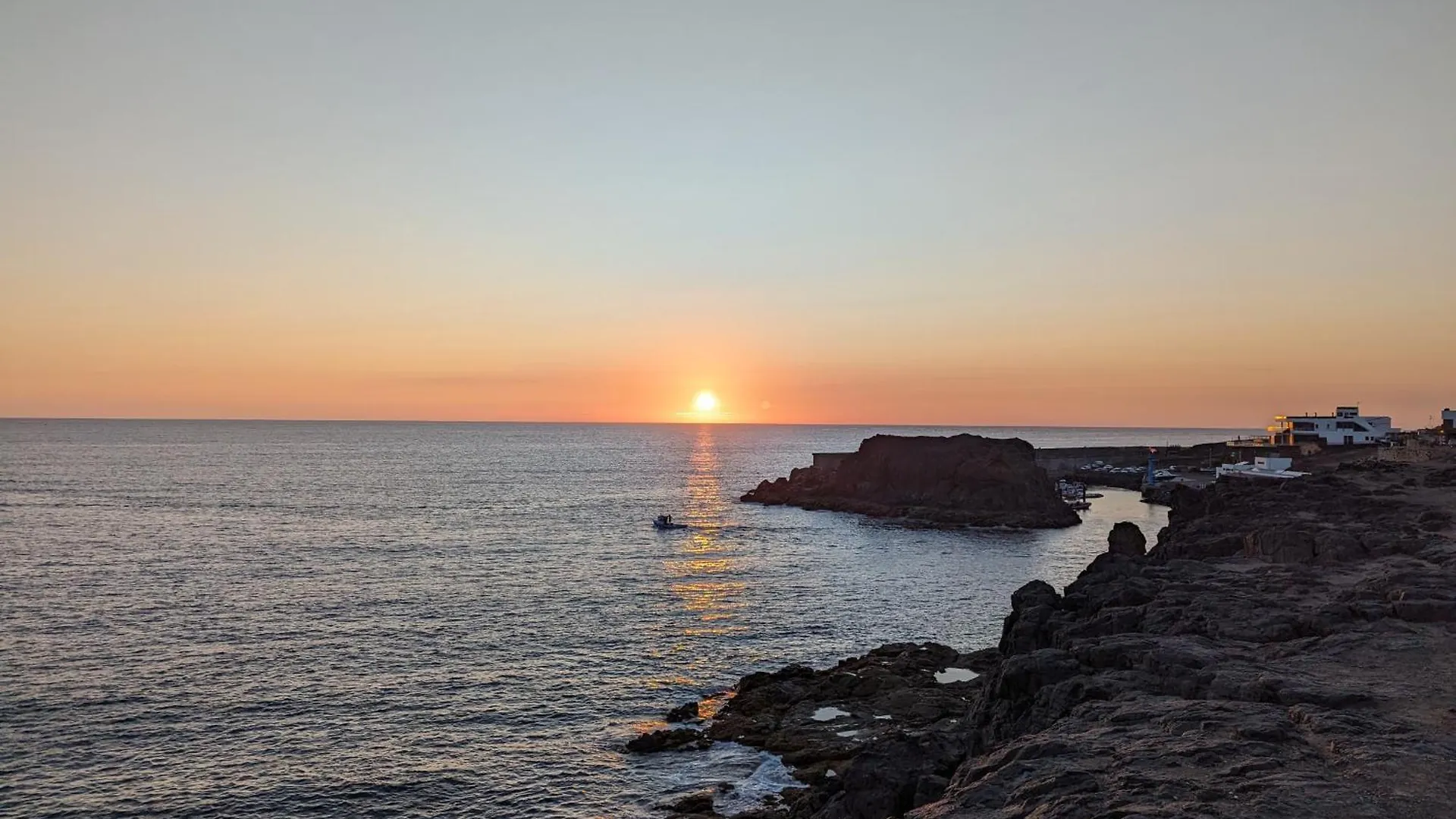 Sunrise Surf House, Big Garden, Hot Tub, Parking, Super-Fast Free Wi-Fi Spain