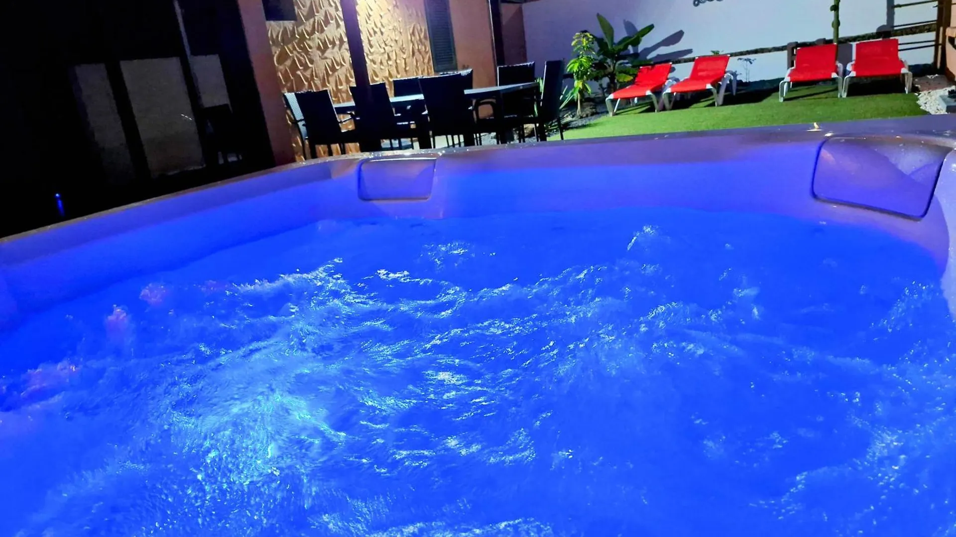 Sunrise Surf House, Big Garden, Hot Tub, Parking, Super-Fast Free Wi-Fi 0*, Corralejo