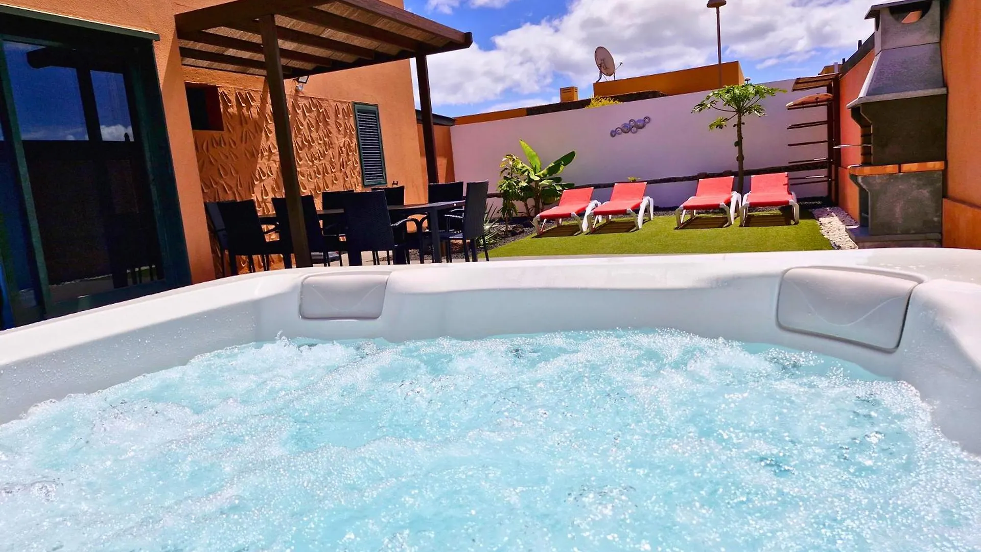 Sunrise Surf House, Big Garden, Hot Tub, Parking, Super-Fast Free Wi-Fi